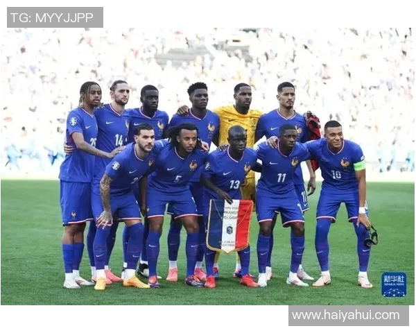 法国与波兰足球明星同框合影展现友谊与竞技精神的精彩瞬间 法国与波兰足球明星同框合影展现友谊与竞技精神的精彩瞬间